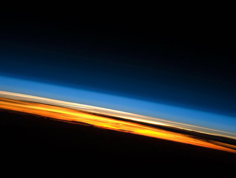 Hình ảnh bầu khí quyển trái đất nhìn từ Trạm Không gian quốc tế.