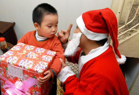 Bé Mạnh Khôi ở ngõ Cổng Đục nhận quà từ ông già Noel.