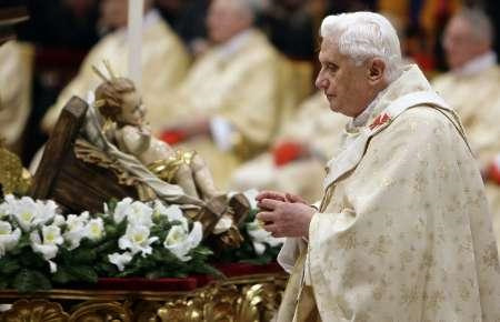 Giáo hoàng đón Giáng sinh ở hà thờ St.Peter Basilica, Vatican. Ảnh: Reuters.