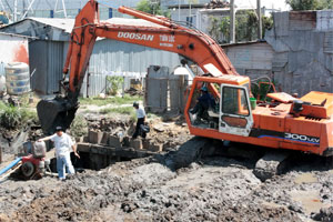 Tuyến đường ống dẫn nước của nhà máy nước BOO Thủ Đức vẫn đang... tiếp tục thi công