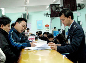 Cán bộ hải quan TP HCM đang hướng dẫn DN làm thủ tục XNK