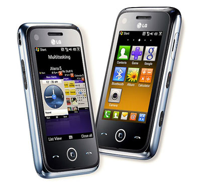 GM730 với hệ điều hành Windows Mobile và màn hình rộng. Ảnh: Cnet.