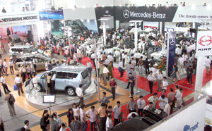 Liệu thị trường ôtô những tháng tiếp theo có còn nhộn nhịp ? Ảnh: Gian hàng Mercedes-Benz - Triển lãm Motor Show 2008